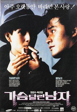 专题深读配图：观众在深夜筛选片单的场景